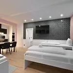 Heval's Grand Appartments Schoeneberg 아파트 *